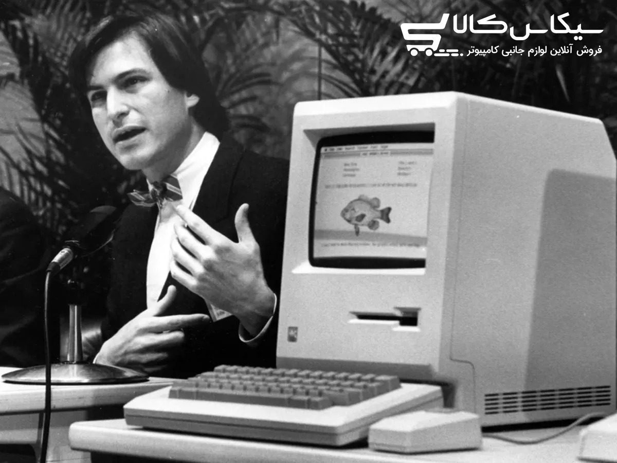 تاریخچه تکامل مک؛ داستان سیبی که اپل از نو ساخت - سیکاس کالا استیو جابز در جلسهی سرمایهگذاران اپل در رونمایی از مکینتاش 128Kعکاس: Terry Schmitt / UPI /Landov